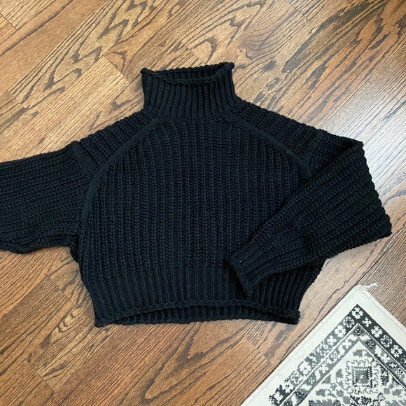 Chunky Ribbed Knit Turtleneck Sweater - Picture 4 of 6